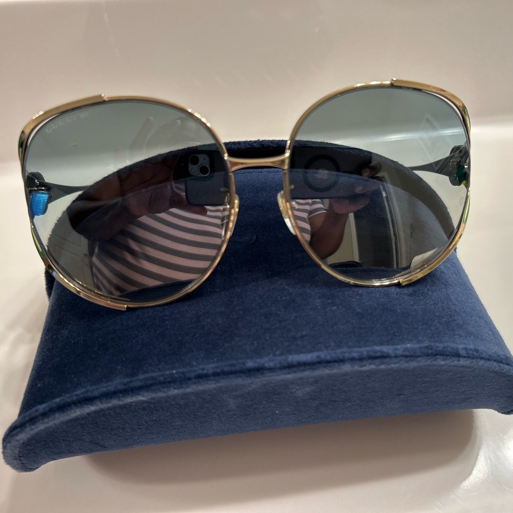 Gucci
63mm Gradient Oversize
Open Temple Round
Sunglasses - Picture 4 of 11